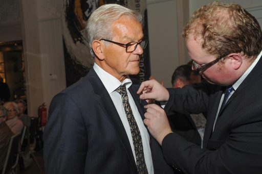 Vanwege zijn verdienste voor de Urker vissector kreeg Piet Baarssen in 2012 het gouden scholletje opgespeld door wethouder Ben Visser.