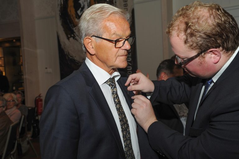 Vanwege zijn verdienste voor de Urker vissector kreeg Piet Baarssen in 2012 het gouden scholletje opgespeld door wethouder Ben Visser.